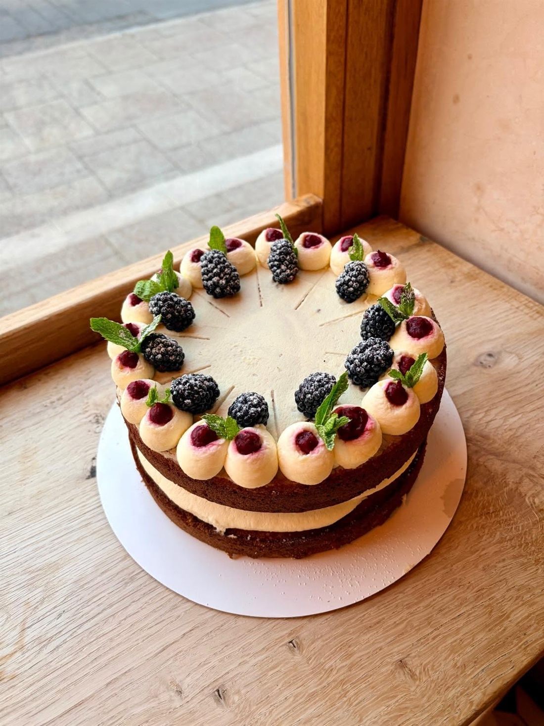 Vanilla cake with blackberries